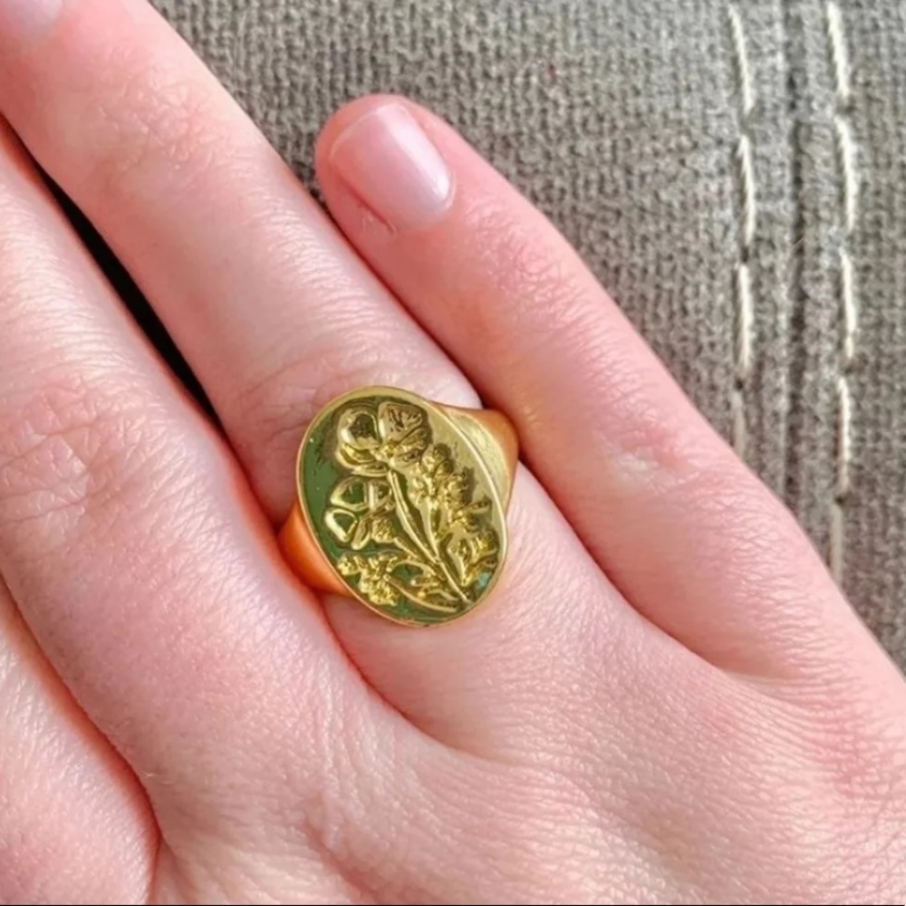 π Gold Floral Carved 750 Engraved Statement Ring π - Picture 3 of 5